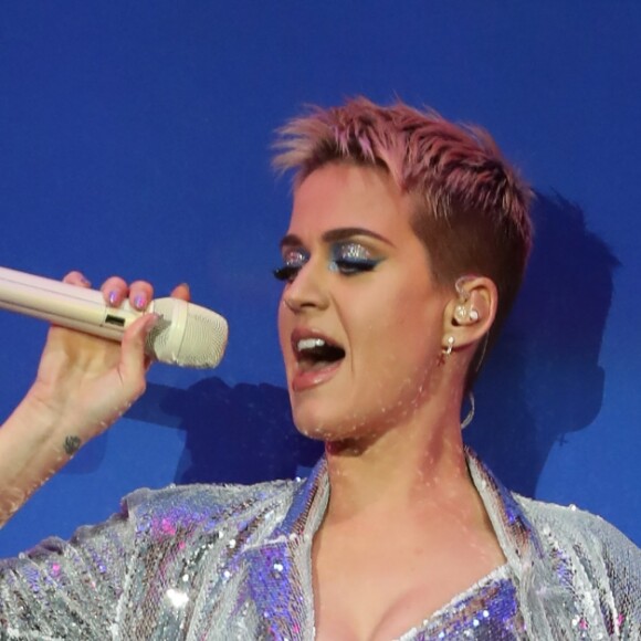 Katy Perry très provocatrice lors d'un concert le premier jour de BBC Radio 1 'One Big Weekend' à Burton Constable Hall à Hull, le 27 mai 2017