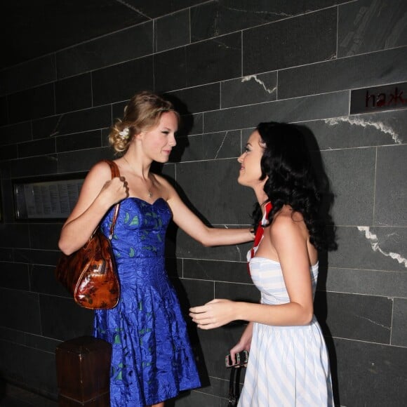 Taylor Swift et Katy Perry à la sortie du restaurant Hackasan le 23 août 2009 à Los Angeles