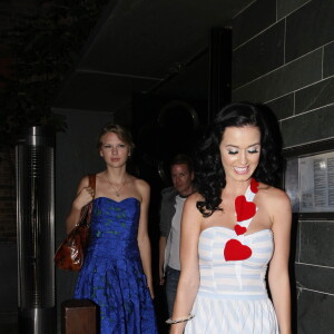Taylor Swift et Katy Perry à la sortie du restaurant Hackasan le 23 août 2009 à Los Angeles