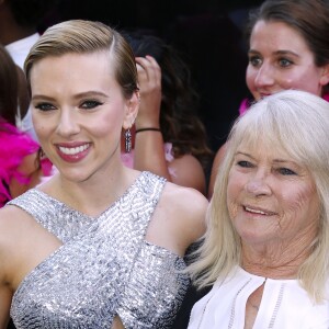 Scarlett Johansson et Geraldine Dodd - Première du film "Rough Night" au théâtre AMC Lincoln Square à New York City, New York, Etats-Unis, le 12 juin 2017. © Charles Guerin/Bestimage  Celebs attending the "Rough Night" premiere presented by SVEDKA Vodka at AMC Lincoln Square Theater in New York City, NY, USA on June 12, 2017.12/06/2017 - 