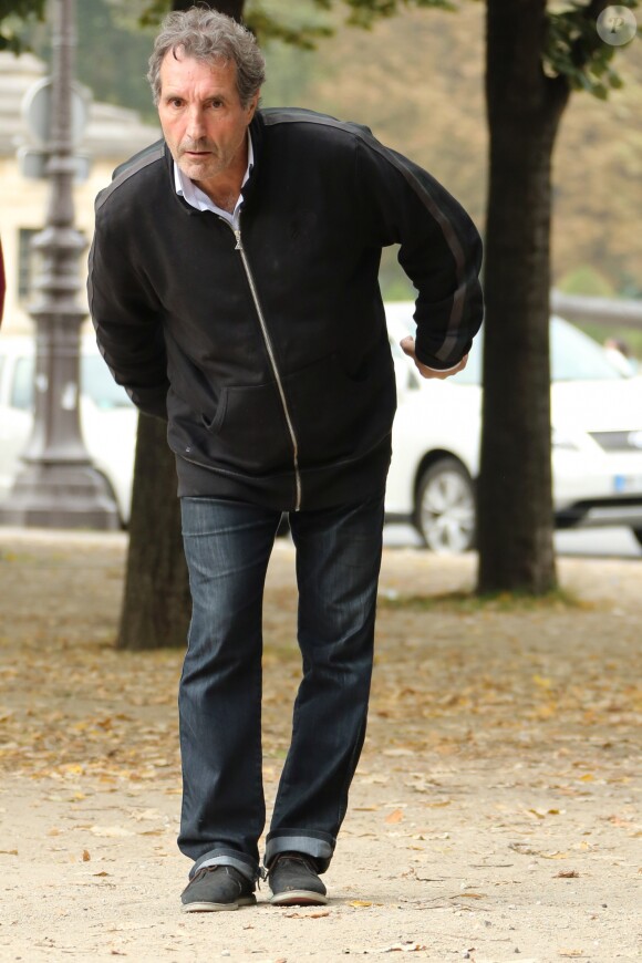 Jean Jacques Bourdin au tournoi de petanque organisé par Meghanora au profit de la recherche medicale pediatrique sur la Place des Invalides a Paris le 29 septembre 2013.