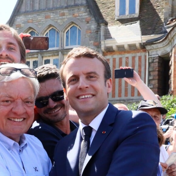 Le président de la République française Emmanuel Macron à l'extérieur de la mairie du Touquet, le 11 juin 2017, où il a voté avec sa femme pour le 1er tour des élections législatives. © Sébastien Valiela/Bestimage