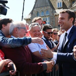 Le président de la République française Emmanuel Macron à l'extérieur de la mairie du Touquet, le 11 juin 2017, où il a voté avec sa femme pour le 1er tour des élections législatives. © Sébastien Valiela/Bestimage