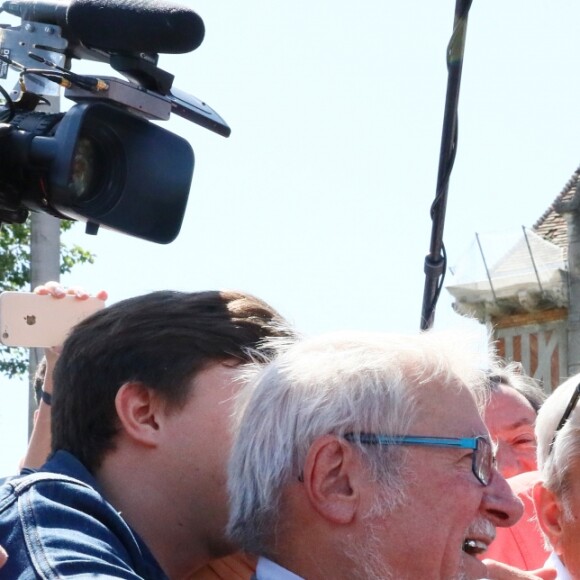 Le président de la République française Emmanuel Macron à l'extérieur de la mairie du Touquet, le 11 juin 2017, où il a voté avec sa femme pour le 1er tour des élections législatives. © Sébastien Valiela/Bestimage