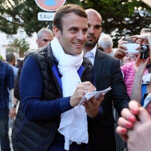 Le président de la République française Emmanuel Macron et sa femme, la première dame Brigitte Macron (Trogneux) font un bain de foule avant de partire faire une balade à vélo au Touquet, France, le 10 juin 2017. © Sébastien Valiela/bestimage