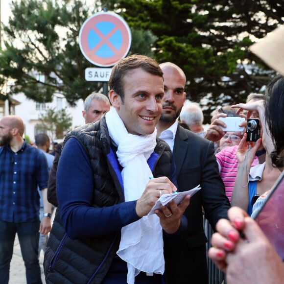 Le président de la République française Emmanuel Macron et sa femme, la première dame Brigitte Macron (Trogneux) font un bain de foule avant de partire faire une balade à vélo au Touquet, France, le 10 juin 2017. © Sébastien Valiela/bestimage