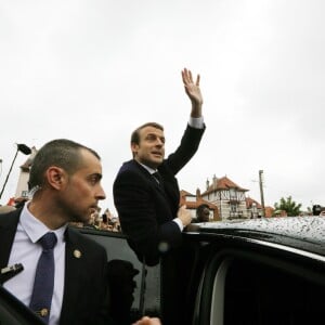 Emmanuel Macron et sa femme Brigitte (Trogneux) quittent la mairie du Touquet, après avoir voté pour le deuxième tour de l'élection présidentielle, salués par de nombreux militants. Le 7 mai 2017 © Dominique Jacovides - Cyril Moreau - Sébastien Valiela / Bestimage