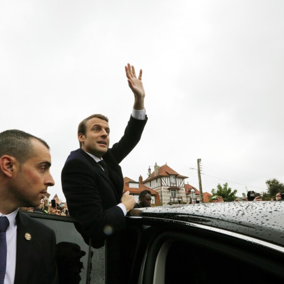 Emmanuel Macron et sa femme Brigitte (Trogneux) quittent la mairie du Touquet, après avoir voté pour le deuxième tour de l'élection présidentielle, salués par de nombreux militants. Le 7 mai 2017 © Dominique Jacovides - Cyril Moreau - Sébastien Valiela / Bestimage