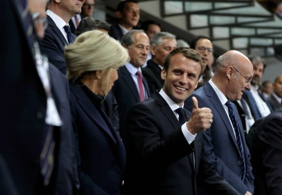 La première dame Brigitte Macron (Trogneux), son mari le président de la République Emmanuel Macron et le président de la Fédération française de Rugby à XV (FFR) Bernard Laporte - Finale du Top 14, ASM Clermont contre le RC Toulon au Stade de France, le 4 juin 2017.