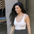 Kourtney Kardashian ne porte pas de soutien-gorge sous son petit body blanc