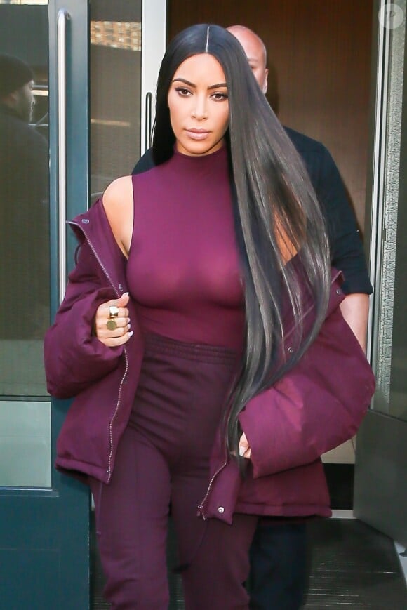 Kim Kardashian - Ces stars qui préfèrent sortir sans soutien-gorge. Ces people osent de plus en plus, avec un soupçon de provoc', exhiber leurs poitrines devant le crépitement des flashes des photographes. Les célébrités arborent fièrement leur féminité.