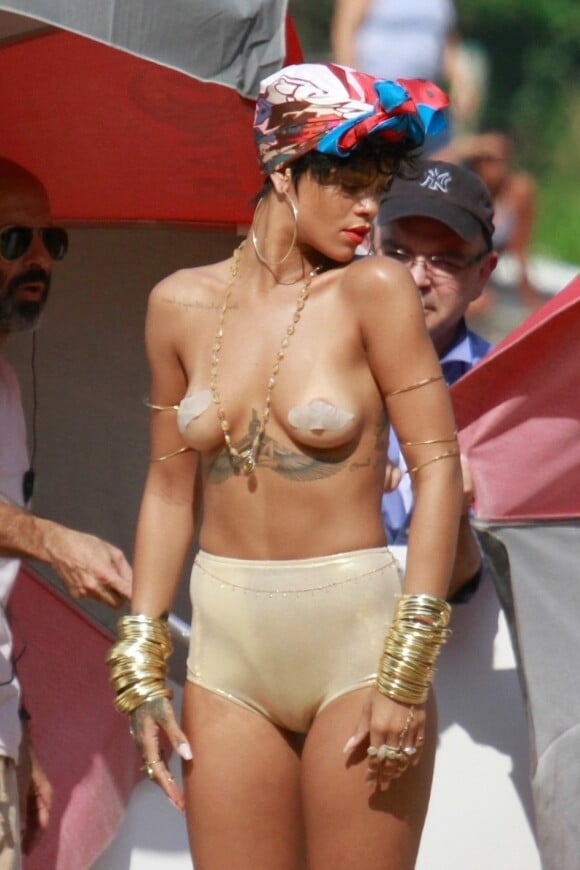 Rihanna - Ces stars qui préfèrent sortir sans soutien-gorge. Ces people osent de plus en plus, avec un soupçon de provoc', exhiber leurs poitrines devant le crépitement des flashes des photographes. Les célébrités arborent fièrement leur féminité.