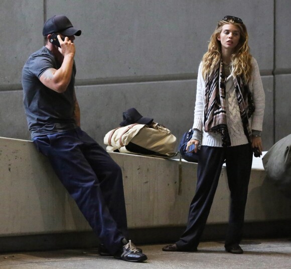 AnnaLynne McCord et son compagnon Dominic Purcell arrivent à Los Angeles le 26 février 2014.