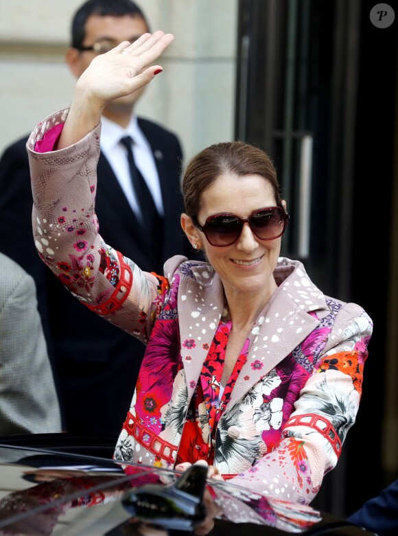 Celine Dion quitte l'hôtel Royal Monceau à Paris le 14 juin 2017. Elle va s'envoler pour le Danemark.