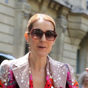 Celine Dion quitte l'hôtel Royal Monceau à Paris le 14 juin 2017. Elle va s'envoler pour le Danemark.