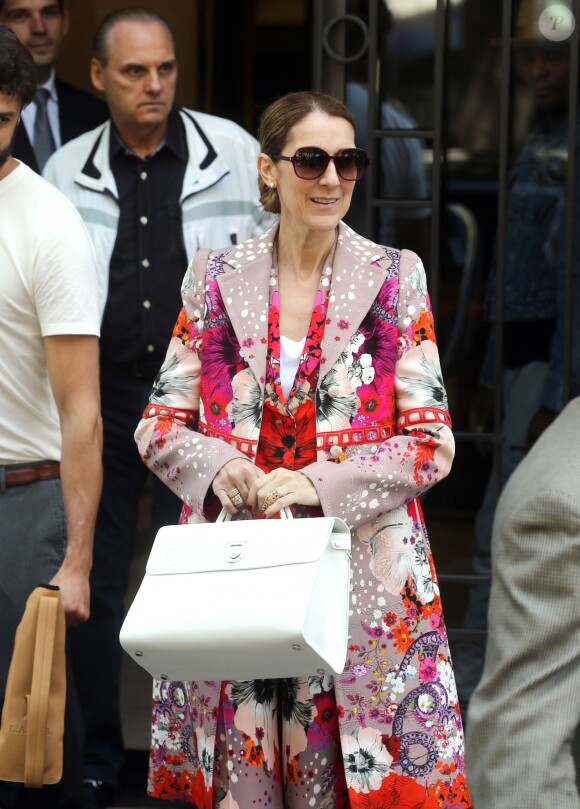 Celine Dion quitte l'hôtel Royal Monceau à Paris le 14 juin 2017. Elle va s'envoler pour le Danemark.