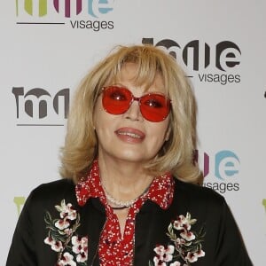 Amanda Lear lors des 10 ans de l'association "1000 Visages" au Théâtre du Gymnase à Paris, France, le 27 février 2017.