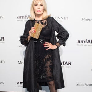 Amanda Lear à la soirée AmFar en marge de la fashion week de Milan le 26 septembre 2015.