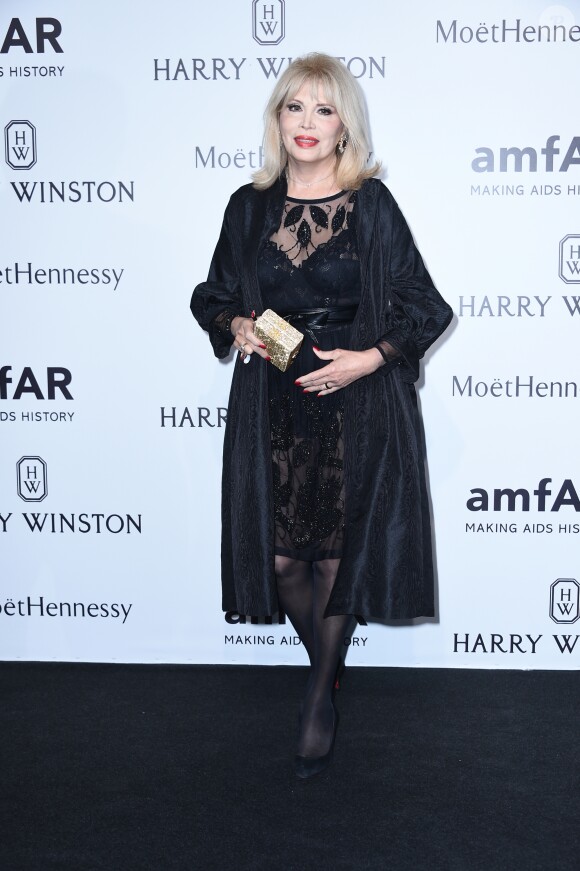 Amanda Lear au gala de l'AmfAR lors de la fashion week de Milan. Le 26 septembre 2015