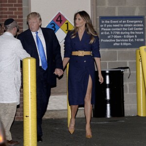 Le président américain Donald Trump et sa femme Melania Trump sortent du Medstar Washington Hospital Center à Washington, le 14 juin où ils ont rendu visite à Steve Scalise, député républicain touché lors de la fusillade lors d'un match de baseball caritatif en Virginia. Le couple présidentiel ont apporté des fleurs Washington, DC