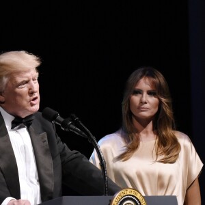 Le président des Etats-Unis, Donald Trump et sa femme, la première dame des Etats-Unis Melania Trump (robe Monique Lhuillier) assistent au gala annuel caritatif du théâtre Ford, lieu historique où le président Abraham Lincoln a été assassiné, à Washington, le 4 juin 2017.