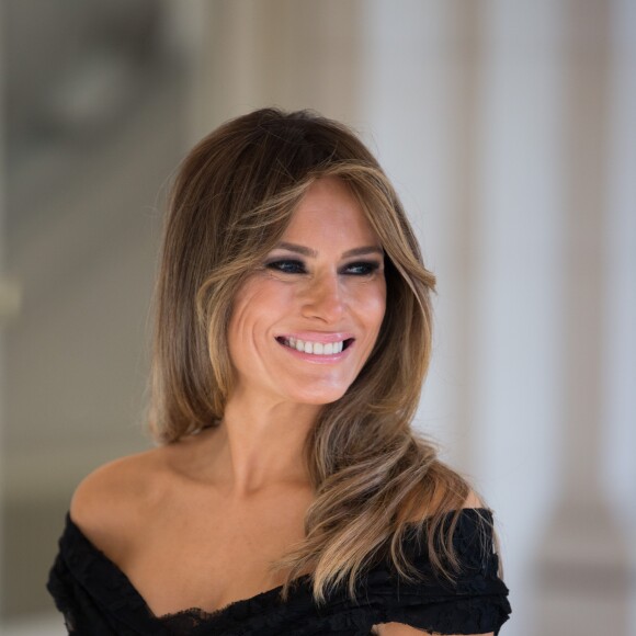 Photo de famille des conjoints des chefs d'Etat et de gouvernement sur les marches de l'escalier aux lions du Château Royal de Laeken Melania Trump (Etats-Unis) à Bruxelles, Belgique, le 25 mai 2017.