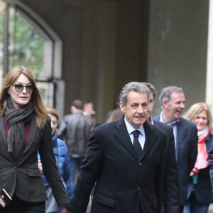 L'ancien président Nicolas Sarkozy et sa femme Carla Bruni-Sarkozy votent pour le second tour des élections présidentielles au lycée La Fontaine à Paris le 7 mai 2017.