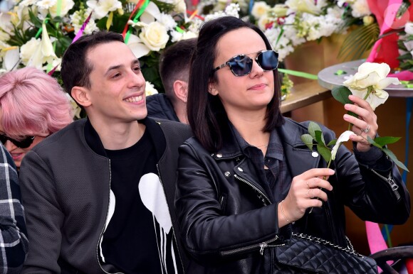 Grégoire Lyonnet et sa compagne Alizée - La troupe de Danse avec les Stars participe à la 4ème bataille de Fleurs dans le cadre du Carnaval 2016 à Nice le 24 février 2016. Elle a profité de sa présence à Nice lors de sa tournée pour faire un passage sur le Corso sur le char de la Reine du Carnaval. Cette année le thème du Carnaval était "Les Médias". La manifestation se termine dimanche 28 février. © Bruno Bebert/Bestimage