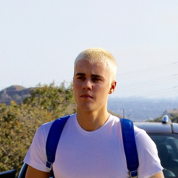 Justin Bieber arrive au volant de sa jeep Mercedes et fait une balade sur les hauteurs de Los Angeles, le 28 février 2017