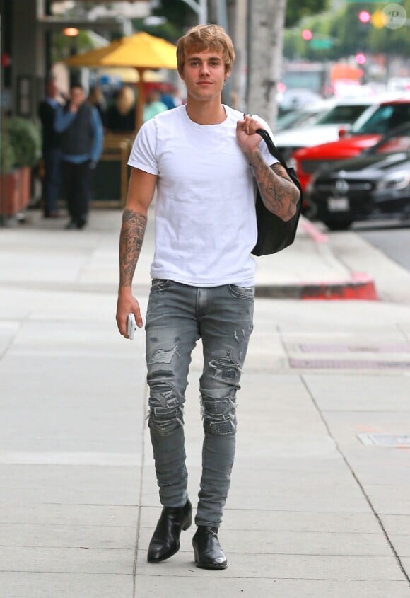 Exclusif - Prix spécial - Justin Bieber porte des lunettes de vue à la sortie d'un café à Beverly Hills le 18 janvier 2017.