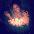 Amel Bent fête son 32 anniversaire avec son mari Patrick et leur fille Sofia. La chanteuse a soufflé ses bougies avec quelques heures d'avance le 20 juin 2017.