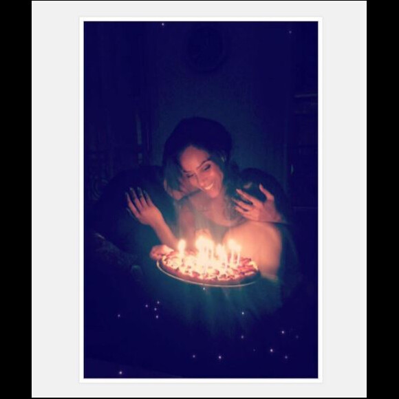 Amel Bent fête son 32 anniversaire avec son mari Patrick et leur fille Sofia. La chanteuse a soufflé ses bougies avec quelques heures d'avance le 20 juin 2017.