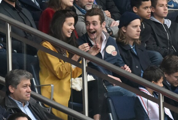 Louis Sarkozy et sa nouvelle compagne, Natalia, une musicienne et Pierre Sarkozy - Célébrités dans les tribunes du parc des princes lors du match de football de ligue 1 PSG-Bastia le 6 mai 2017.