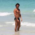  Gregory Basso, mieux connu sous le nom de Greg le Millionnaire, est à la plage à Miami avec une amie, entouré de cameramen le 1er aout 2011. 