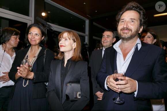 Isabelle Giordano (directrice générale d'Unifrance), Isabelle Huppert et Edouard Baer - Soirée d'anniversaire du 25e Festival du film français au Japon à l'ambassade de France à Tokyo, Japon, le 22 juin 2017.