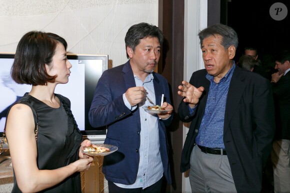 Guest, Hirokazu Koreeda et Yasushi Shiina (directeur du festival international du film de Tokyo (TIFF)) - Soirée d'anniversaire du 25e Festival du film français au Japon à l'ambassade de France à Tokyo, Japon, le 22 juin 2017.