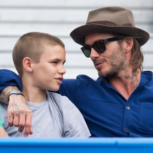 David Beckham et son fils Romeo Beckham assistent au match Jordan Thompsoncontre Sam Querry lors du tournoi de tennis du Queens Club à Londres le 22 juin 2017.