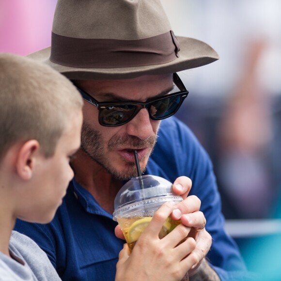 David Beckham et son fils Romeo Beckham assistent au match Jordan Thompsoncontre Sam Querry lors du tournoi de tennis du Queens Club à Londres le 22 juin 2017.