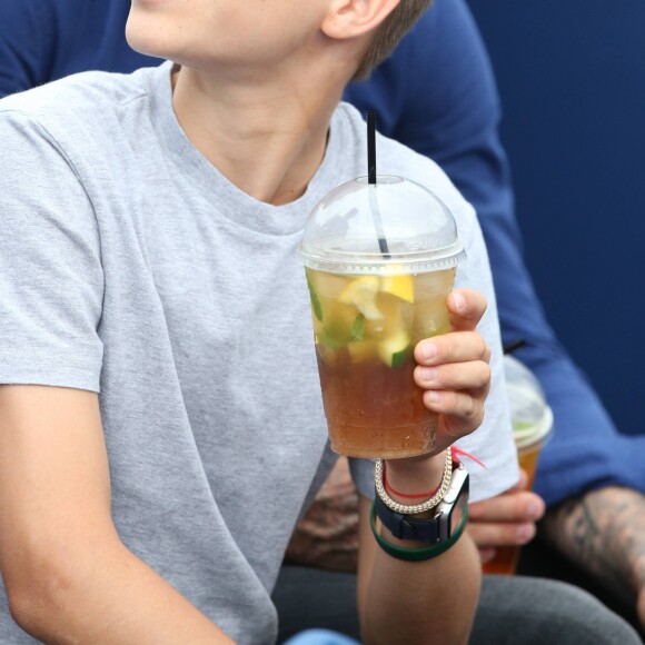 David Beckham et son fils Romeo Beckham assistent au match Jordan Thompsoncontre Sam Querry lors du tournoi de tennis du Queens Club à Londres le 22 juin 2017.