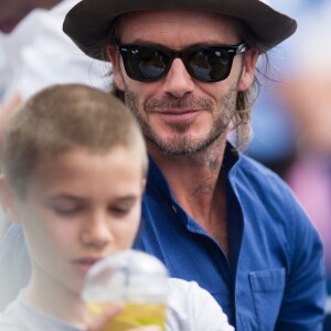 David Beckham et son fils Romeo Beckham assistent au match Jordan Thompsoncontre Sam Querry lors du tournoi de tennis du Queens Club à Londres le 22 juin 2017.