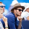 David Beckham et son fils Romeo Beckham assistent au match Jordan Thompsoncontre Sam Querry lors du tournoi de tennis du Queens Club à Londres le 22 juin 2017.