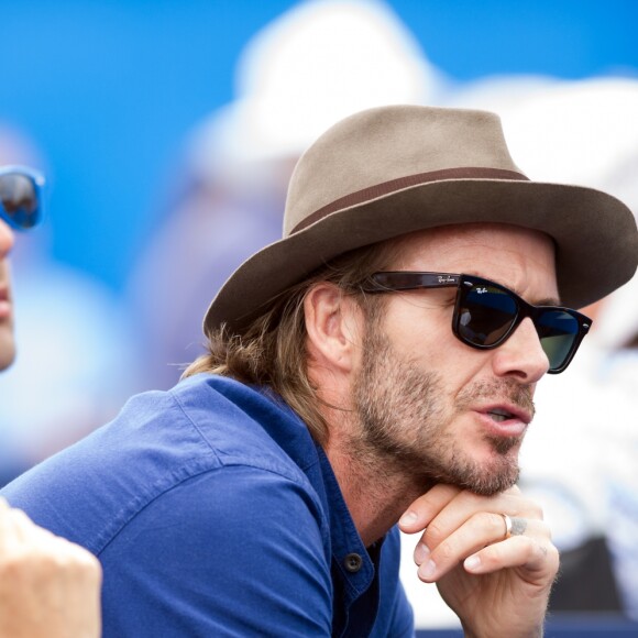 David Beckham et son fils Romeo Beckham assistent au match Jordan Thompsoncontre Sam Querry lors du tournoi de tennis du Queens Club à Londres le 22 juin 2017.