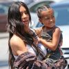 Kim Kardashian emmène sa fille North West chez Color Me Mine à Calabasas le 22 juin 2017.