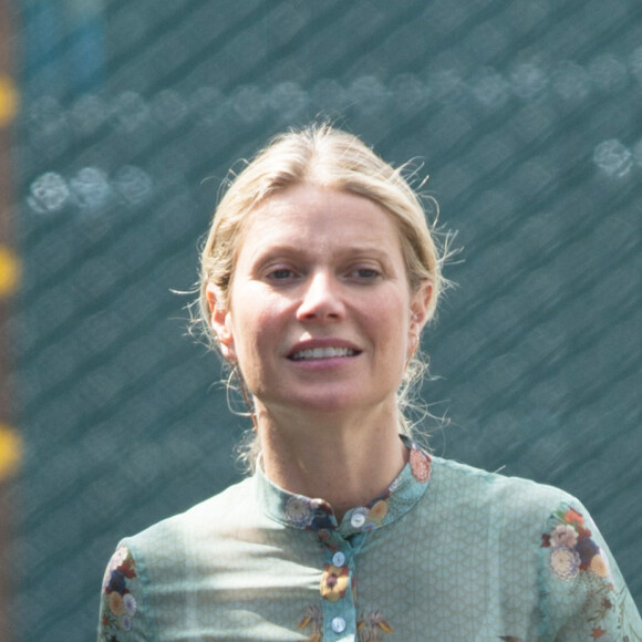 Exclusif - Gwyneth Paltrow porte une attelle à la jambe alors qu'elle se promène à Los Angeles, le 26 mai 2017.