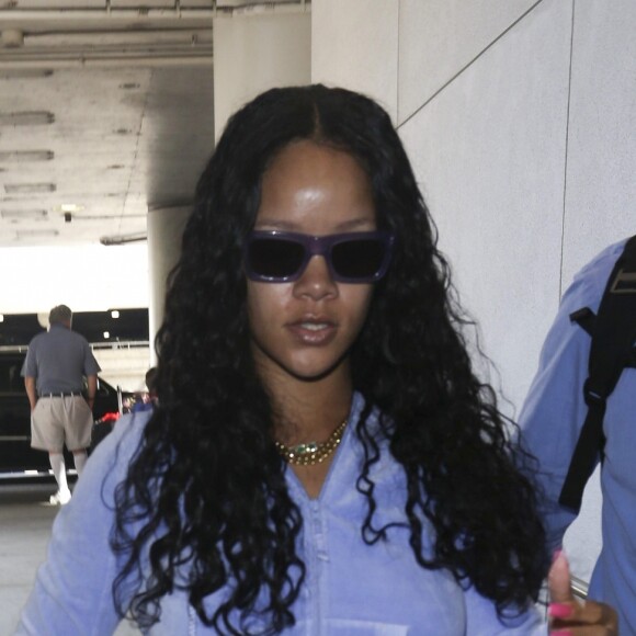 Rihanna arrive à l'aéroport de Los Angeles (LAX) le 24 juin 2017.