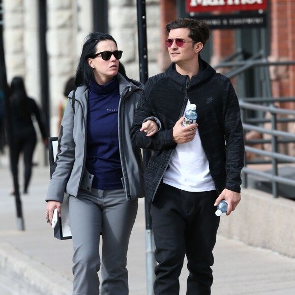 Exclusif - Le couple Katy Perry et Orlando Bloom se promènent en amoureux dans les rues de Aspen. Les amoureux sont venus assister au mariage de leur amie la styliste Jamie Schneider. Le 8 avril 2016