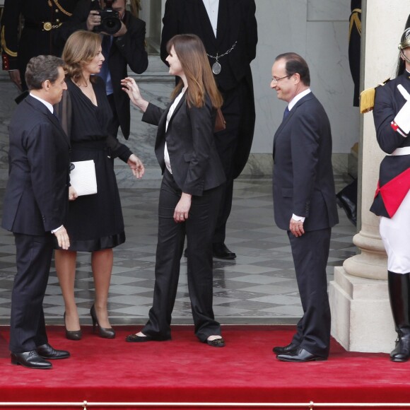 Archives - François Hollande, Nicolas Sarkozy, Valérie Trierweiler, Carla Bruni-Sarkozy - Cérémonie de passation de pouvoir entre Nicolas Sarkozy et François Hollande au palais de l'Elysée à Paris. Le 15 mai 2012