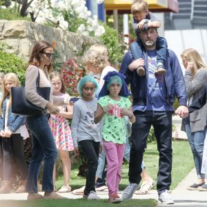 Ben Affleck et Jennifer Garner emmènent leurs enfants Violet, Seraphina et Samuel à l'église à Los Angeles, le 7 mai 2017 © CPA/Bestimage