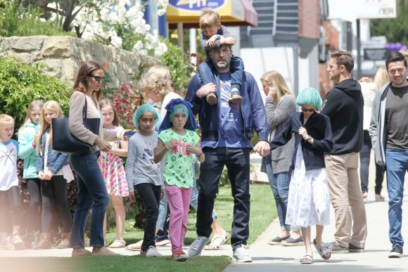 Ben Affleck et Jennifer Garner emmènent leurs enfants Violet, Seraphina et Samuel à l'église à Los Angeles, le 7 mai 2017 © CPA/Bestimage