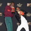 Ashton Sanders (habillé en CALVIN KLEIN 205W39NYC) et Jharrel Jerome aux MTV Movie & TV Awards 2017 à Los Angeles. Le 7 mai 2017.